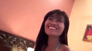羞涩亚洲女在廉价汽车旅馆展示身材